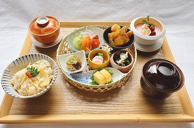今月のデザート　キャラメルプリンto岐阜いちご