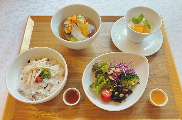 美濃薬膳士監修 6月の名物美濃薬膳飛騨牛スープと薬膳粥のランチ