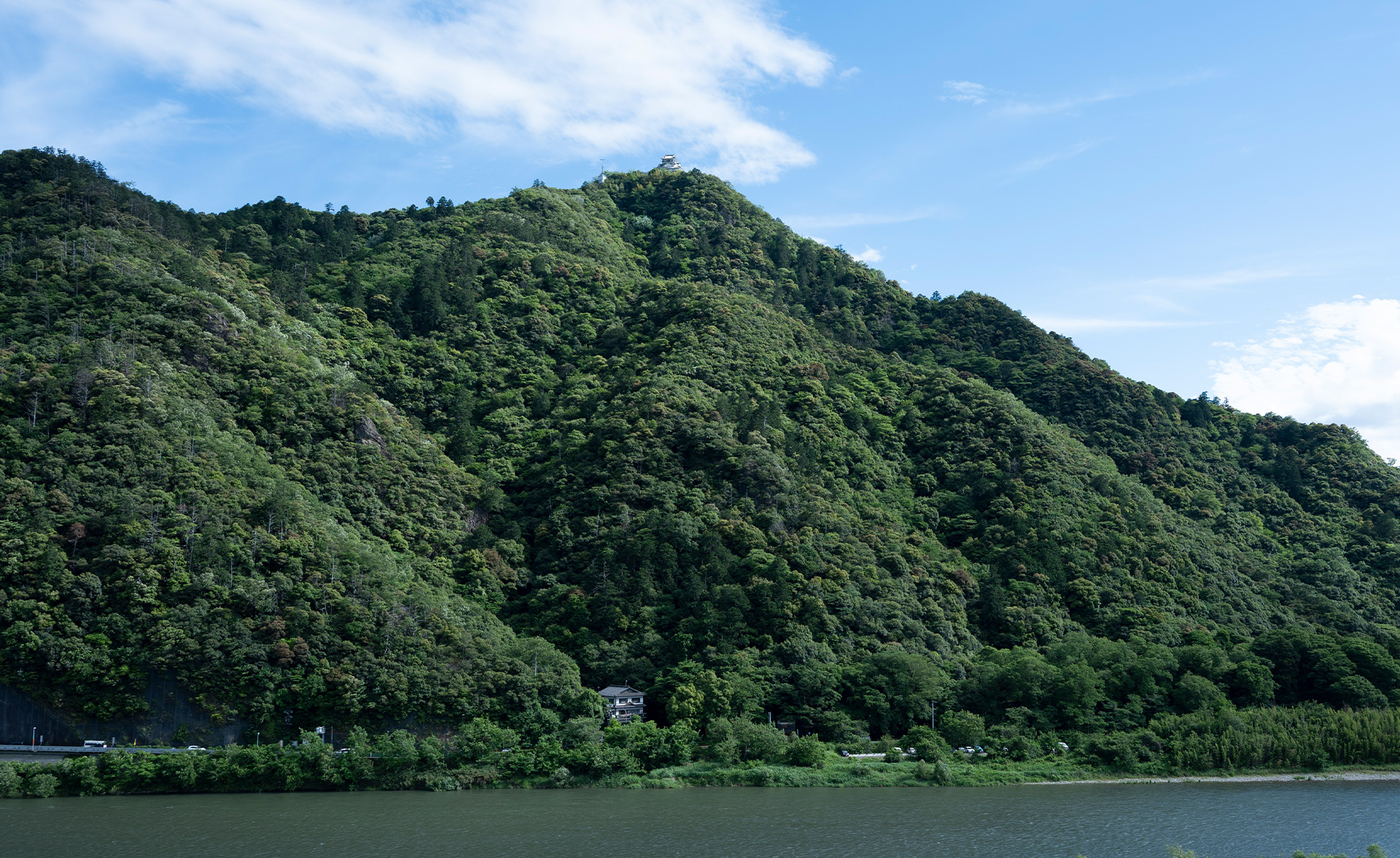 信長の岐阜城、緑深い金華山、清流長良川のほとり 自然豊かなリゾートホテル