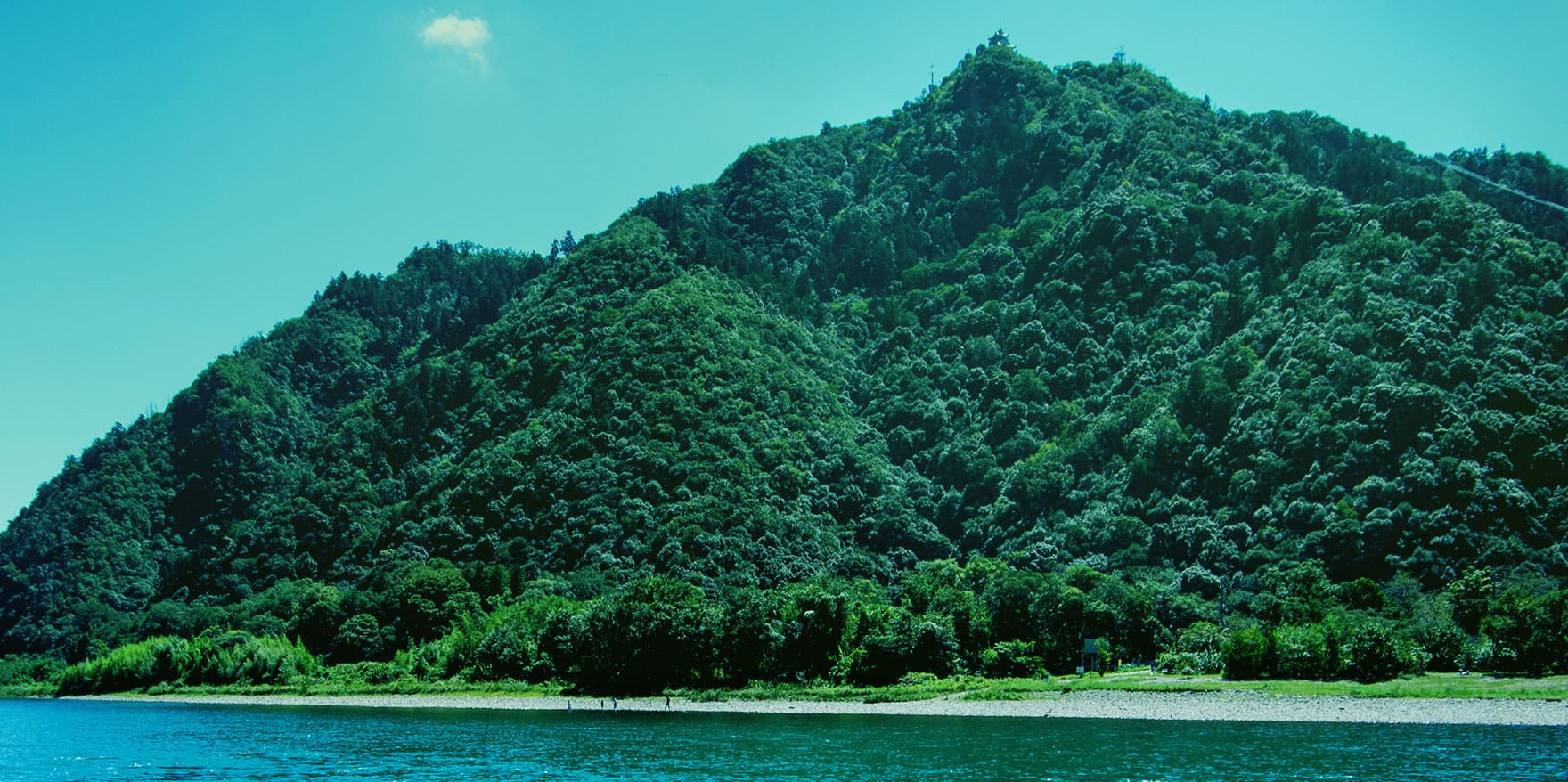 A relaxing resort hotel surrounded by Nagara River, overlooking Mt. Kinka