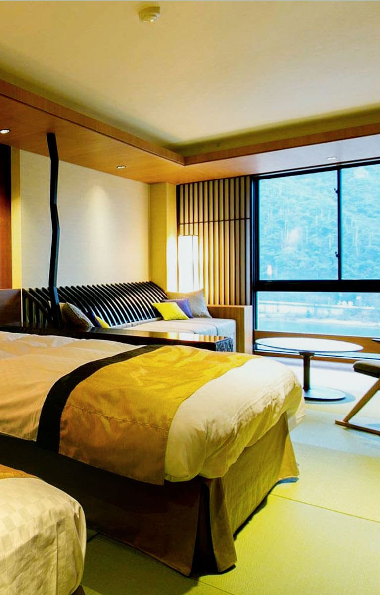 Situated around Nobunaga's Gifu Castle, the deep lush greens of Mt. Kinka, and the clear waters of the Nagara River. A resort hotel rich in nature