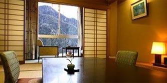 和室・川側（12畳）